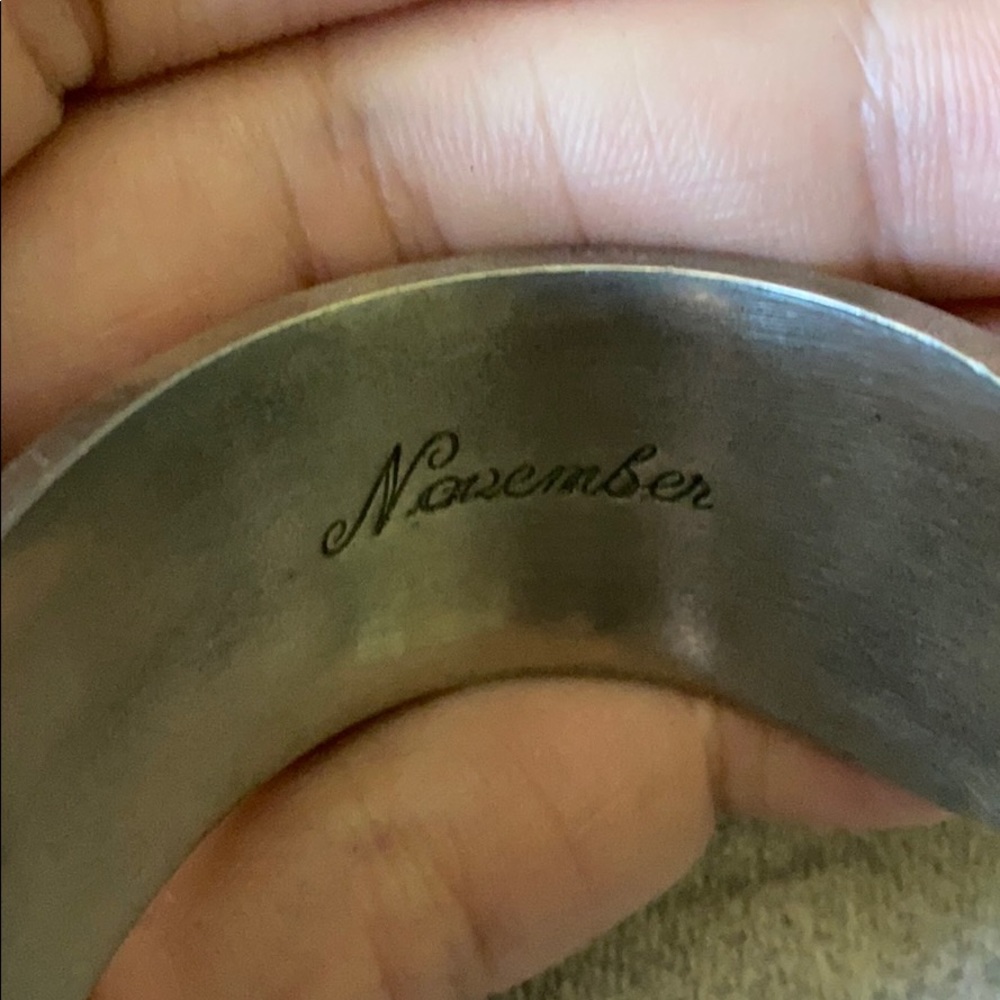 Pewter chrysanthemum floral cuff bracelet - Picture 4 of 4